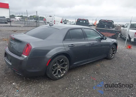 2016 Chrysler 300 300S Alloy Edition z USA, uszkodzony, nr VIN 2C3CCABG3GH324932